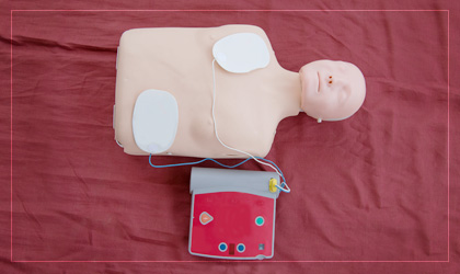 AED 실습을 위한 마네킹, 제세동기 사진